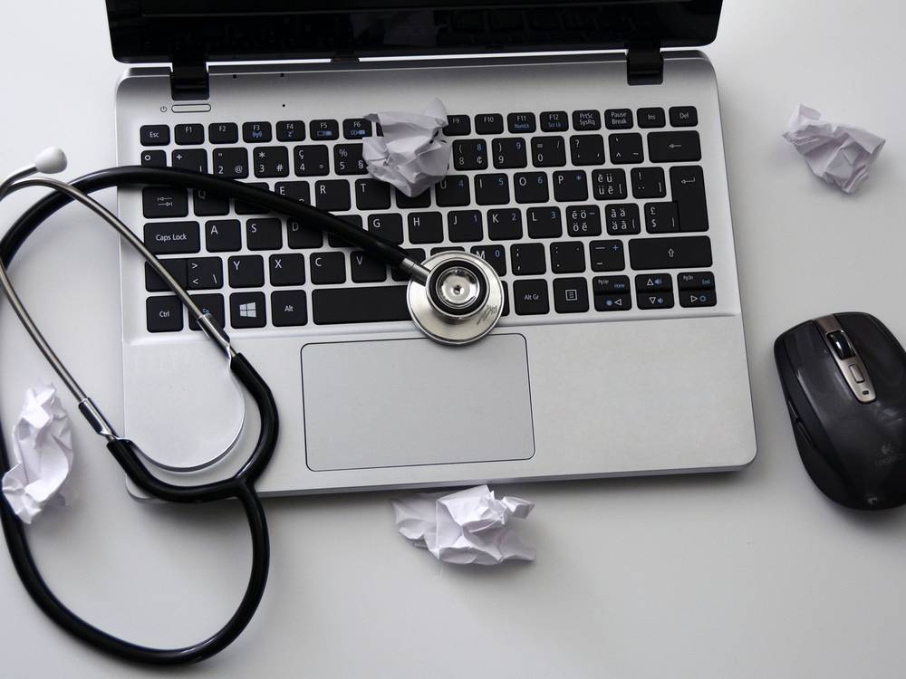 Notebook mit Stethoskop auf der Tastatur als Sinnbild f&uuml;r die Fehlerdiagnose